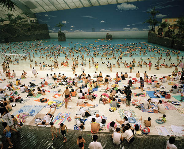 JAPÁN, Miyazaki, Az Ocean Dome mesterséges tengerpartja
1996 © Martin Parr / Magnum Photos