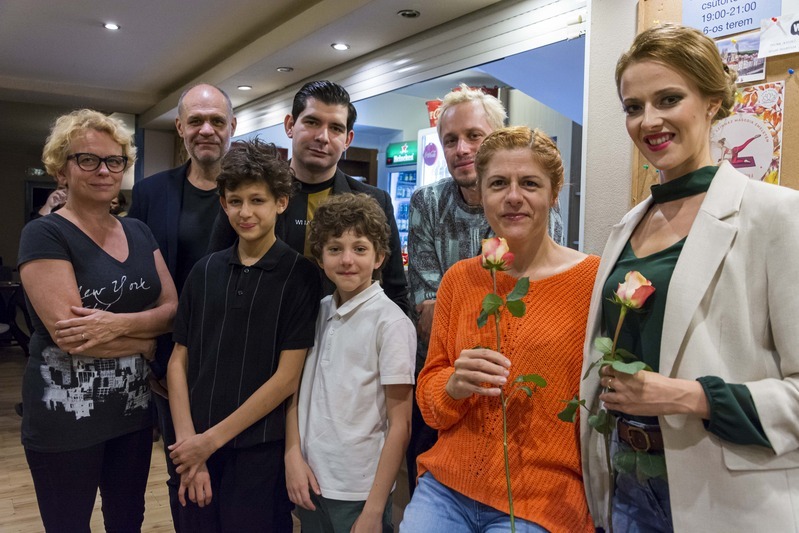 Sipos Imre rendező az előadás szereplőivel (b-j: Csapó Virág, Sipos Imre, Kószó Botond, Sipos Áron, Pölös Bálint, Lakatos Máté, Magyar Éva, Szabó Dorottya)