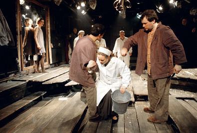 A szűz, a hulla, a püspök és a kések A szűz, a hulla, a püspök és a kések