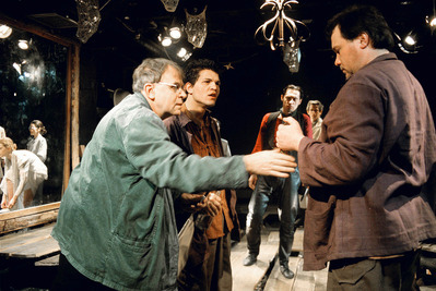 A szűz, a hulla, a püspök és a kések A szűz, a hulla, a püspök és a kések