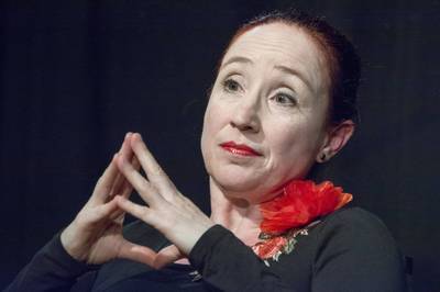 TEHER ALATT NŐ avagy: itt nem lehet megmaradni TEHER ALATT NŐ avagy: itt nem lehet megmaradni