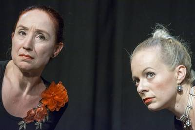 TEHER ALATT NŐ avagy: itt nem lehet megmaradni TEHER ALATT NŐ avagy: itt nem lehet megmaradni