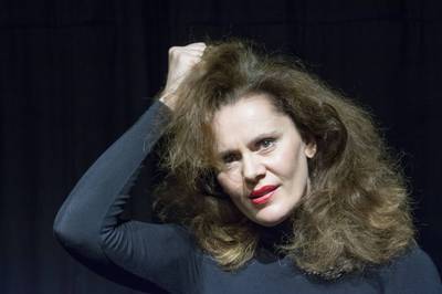 TEHER ALATT NŐ avagy: itt nem lehet megmaradni TEHER ALATT NŐ avagy: itt nem lehet megmaradni