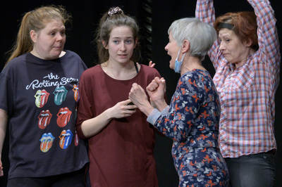 Függönyt fel! Függönyt fel!